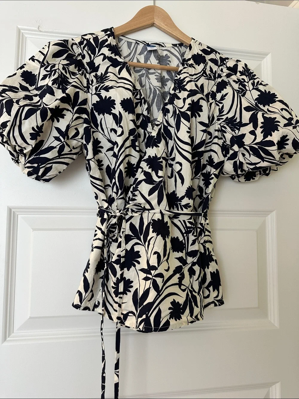 Whimsical Old Navy Puff Sleeve Blouse - Navy and Creamy White